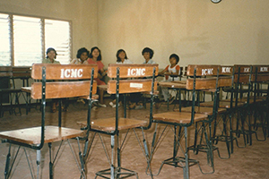 South-East Asian refugees attend preparatory classes for American secondary school in Bataan in 1986.
