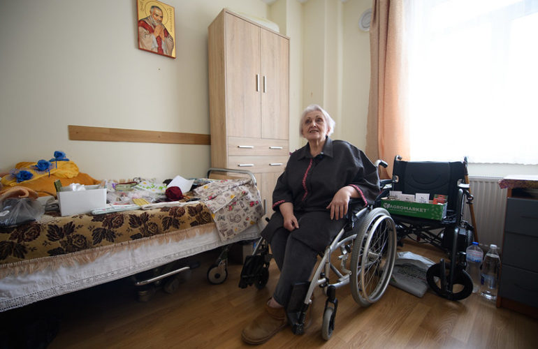 A displaced woman resident of the Chortkiv House of Mercy in western Ukraine, a former children's facility supported by ICMC since 2022 to house people forced from their homes by the full-scale Russian invasion